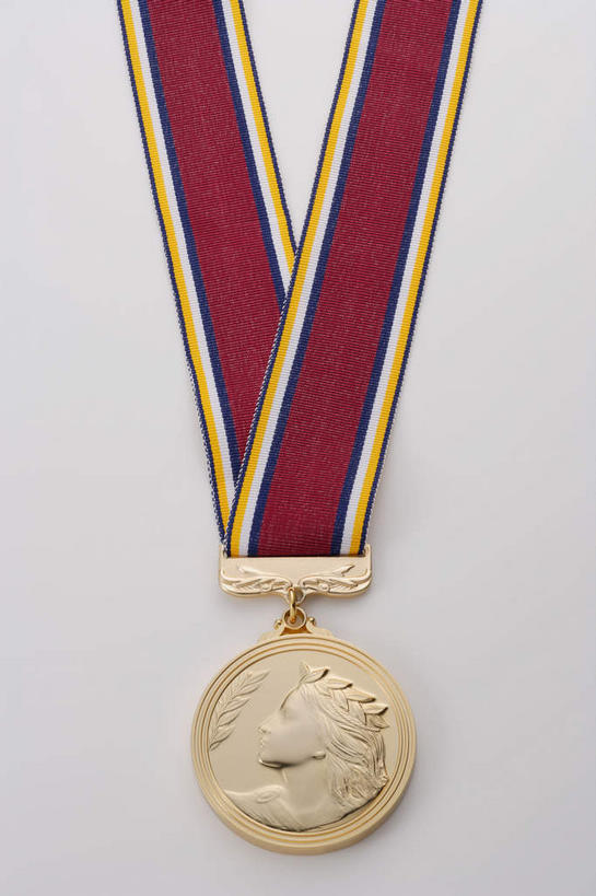 无人,竖图,俯视,特写,白天,白色背景,运动服,成功,胜利,静物,一块,花纹,服装,雕刻,丝绸,丝带,图案,缎带,绸带,衣服,光彩,摄影,服饰,影棚,衣着,穿着,奖牌,金牌,荣誉,奖品,荣耀,衣饰,光荣,彩图,高角度拍摄,影棚拍摄,拍摄,运动装