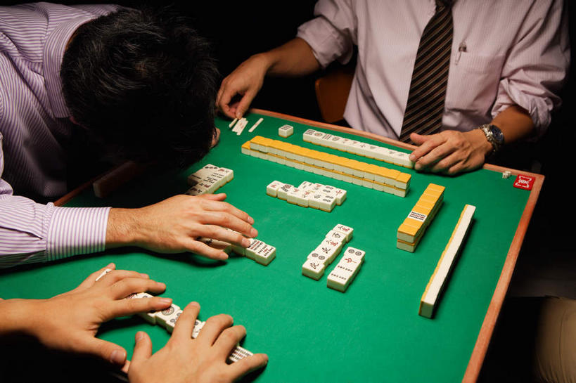 东方人,手,四个人,坐,横图,俯视,夜晚,衬衫,运动服,游戏,失败,赌博,贪欲,竞争,桌子,玩具,亚洲,阴影,服装,沮丧,时间,光线,笔,标志,时钟,手表,骰子,文字,影子,字符,灯光,办公用品,领带,玩,计时,注视,黄种人,娱乐,标识,刺激,文具,排列,衣服,麻将,麻将桌,学习用品,钟表,低头,观察,看,休闲,难受,手部,汉字,表,无奈,筹码,赌场,服饰,观看,活动,失望,悲伤,腕表,文具用品,察看,伤心,难过,衣着,穿着,发泄,关注,消遣,智力,中文,失落,赌具,博彩,颓废,色子,投机,侥幸,欲望,投子,挫败,受挫,落败,落空,错过,失足,失意,失策,失算,颓丧,衰颓,悲哀,懊丧,颓靡,气馁,丧气,宣泄,国文,华文,筹马,摆列,衣饰,败北,挫折,失利,男人,男性,年轻男性,年轻女性,女人,女性,中年男性,亚洲人,钟,玩耍,嬉戏,坐着,半身,彩图,高角度拍摄,衬衣,布列,分列,胜负,输赢,娱乐场,运动装