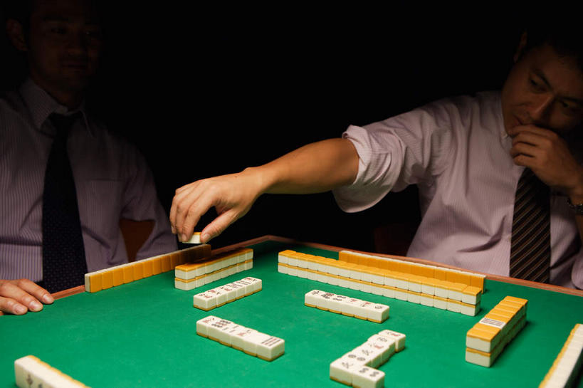 东方人,手,两个人,坐,横图,俯视,夜晚,衬衫,运动服,游戏,赌博,贪欲,竞争,桌子,玩具,亚洲,阴影,服装,时间,光线,笔,标志,时钟,手表,骰子,文字,影子,字符,灯光,办公用品,领带,玩,计时,注视,黄种人,娱乐,标识,刺激,文具,排列,衣服,麻将,麻将桌,学习用品,钟表,观察,看,休闲,思考,手部,汉字,表,筹码,赌场,服饰,观看,活动,腕表,文具用品,察看,衣着,穿着,发泄,关注,消遣,智力,中文,赌具,博彩,色子,投机,侥幸,欲望,投子,宣泄,国文,华文,思虑,筹马,摆列,衣饰,男人,男性,年轻男性,中年男性,亚洲人,钟,玩耍,嬉戏,坐着,半身,彩图,高角度拍摄,衬衣,布列,分列,胜负,输赢,娱乐场,运动装