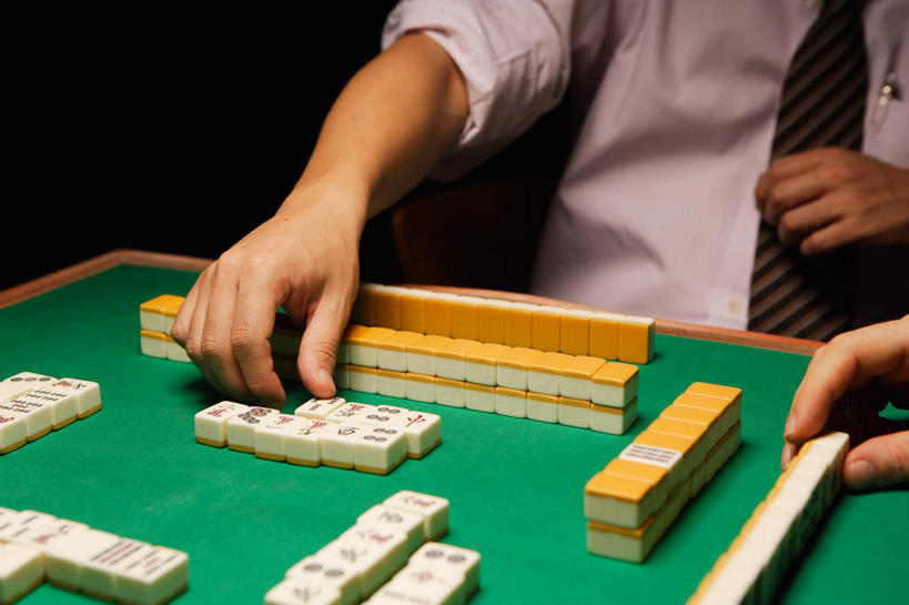 东方人,手,两个人,坐,横图,夜晚,正面,衬衫,运动服,游戏,赌博,贪欲,竞争,桌子,玩具,亚洲,握,阴影,服装,时间,光线,笔,标志,时钟,手表,骰子,文字,影子,字符,灯光,办公用品,领带,拿,玩,计时,拿着,注视,黄种人,娱乐,标识,刺激,文具,排列,衣服,麻将,麻将桌,学习用品,钟表,观察,看,伸,休闲,手部,汉字,表,握着,筹码,赌场,服饰,观看,活动,腕表,文具用品,察看,伸出,衣着,穿着,发泄,关注,消遣,智力,中文,赌具,博彩,色子,投机,侥幸,欲望,投子,宣泄,国文,华文,筹马,摆列,衣饰,男人,男性,中年男性,亚洲人,钟,玩耍,嬉戏,坐着,半身,彩图,衬衣,布列,分列,胜负,输赢,娱乐场,运动装