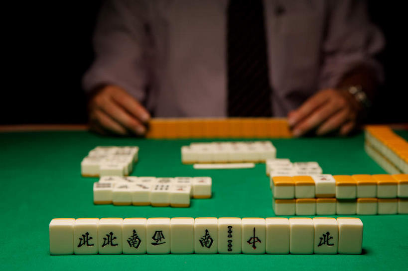 东方人,手,一个人,坐,横图,夜晚,正面,衬衫,运动服,游戏,赌博,贪欲,竞争,桌子,玩具,亚洲,仅一个男性,仅一个人,握,阴影,服装,时间,光线,笔,标志,时钟,手表,骰子,文字,影子,字符,灯光,办公用品,领带,拿,玩,计时,拿着,注视,黄种人,娱乐,标识,刺激,文具,排列,仅一个年轻男性,衣服,麻将,麻将桌,学习用品,钟表,观察,看,伸,休闲,手部,汉字,表,握着,筹码,赌场,服饰,观看,活动,腕表,文具用品,察看,伸出,衣着,穿着,发泄,关注,消遣,智力,中文,赌具,博彩,色子,投机,侥幸,欲望,投子,宣泄,国文,华文,筹马,摆列,衣饰,男人,男性,年轻男性,亚洲人,钟,玩耍,嬉戏,坐着,半身,彩图,衬衣,布列,分列,胜负,输赢,娱乐场,运动装