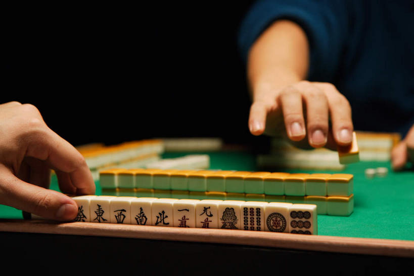 东方人,手,两个人,坐,摸,横图,白天,正面,衬衫,运动服,游戏,赌博,贪欲,竞争,桌子,玩具,亚洲,抚摸,握,阴影,服装,时间,光线,笔,标志,时钟,手表,骰子,文字,影子,字符,灯光,办公用品,领带,拿,玩,计时,拿着,注视,黄种人,娱乐,标识,刺激,文具,排列,衣服,麻将,麻将桌,学习用品,钟表,观察,看,休闲,手部,汉字,表,握着,筹码,赌场,服饰,观看,活动,腕表,文具用品,察看,衣着,穿着,发泄,关注,消遣,智力,中文,赌具,博彩,色子,投机,侥幸,欲望,投子,宣泄,国文,华文,筹马,摆列,衣饰,男人,男性,年轻男性,中年男性,亚洲人,钟,触摸,接触,玩耍,嬉戏,坐着,半身,彩图,衬衣,布列,分列,胜负,输赢,娱乐场,运动装