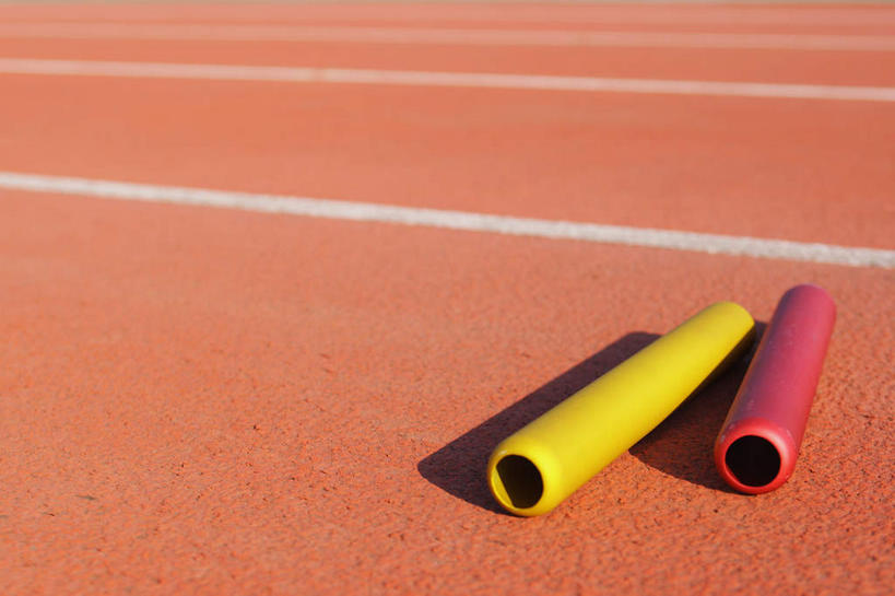 无人,体育馆,运动场,横图,俯视,室外,特写,白天,接力,阴影,光线,接力棒,线,影子,体育场,两个,黄色,红色,白色,阳光,橡胶,田径场,赛道,标线,橡胶制品,运动馆,彩图,高角度拍摄