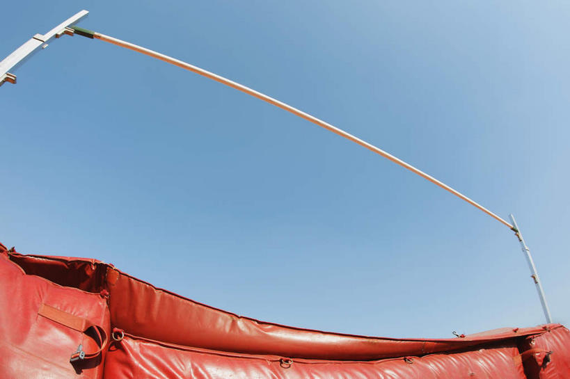 无人,体育馆,运动场,横图,室外,白天,仰视,跳高,金属制品,阴影,光线,金属,线,影子,体育场,红色,蓝色,白色,蓝天,天空,阳光,垫子,天,橡胶,田径场,晴朗,赛道,标线,充气垫,橡胶制品,万里无云,运动馆,杆子,晴空,晴空万里,彩图,低角度拍摄