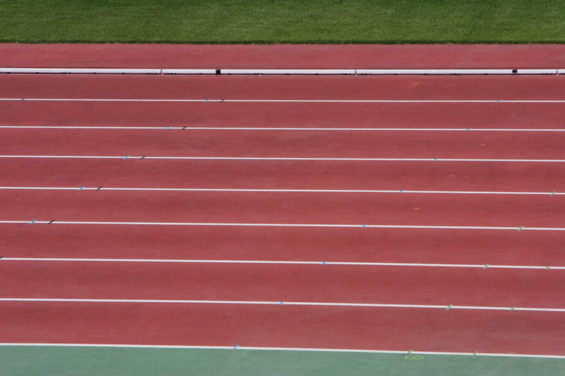 无人,体育馆,运动场,横图,俯视,室外,白天,草地,草坪,植物,许多,阴影,光线,线,影子,很多,分开,体育场,草,绿色,白色,阳光,隔断,橡胶,田径场,隔离,赛道,标线,间隔,橡胶制品,运动馆,断绝,隔开,屏蔽,屏绝,远离,中断,阻遏,阻隔,彩图,高角度拍摄