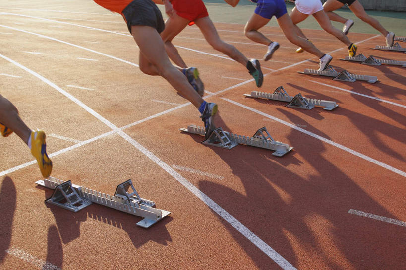腿部,腿,运动员,体育馆,运动场,起跑线,起点,跑,横图,俯视,室外,白天,运动服,运动鞋,锻炼,快乐,比赛,运动,竞争,鞋子,五个人,阴影,开始,光线,起跑器,线,影子,许多人,娱乐,体育场,白色,阳光,一群人,休闲,橡胶,田径场,体育运动,赛道,标线,助跑器,橡胶制品,起始,运动馆,体育,男人,男性,年轻男性,体育运动员,运动选手,跑步,半身,彩图,高角度拍摄,健身,起跑点
