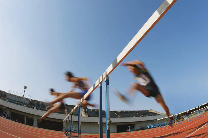 西方人,三个人,运动员,体育馆,栏杆,运动场,跑,跳,横图,室外,白天,仰视,运动服,锻炼,运动,草地,草坪,植物,欧洲,欧洲人,阴影,服装,朦胧,模糊,光线,影子,田径,跑道,半空,跨,观众席,体育场,草,衣服,蓝色,绿色,蓝天,天空,阳光,天,服饰,田径场,衣着,穿着,运动馆,衣饰,体育,跨栏,男人,男性,年轻男性,白种人,体育运动员,运动选手,跳跃,彩图,低角度拍摄,全身,健身,运动装