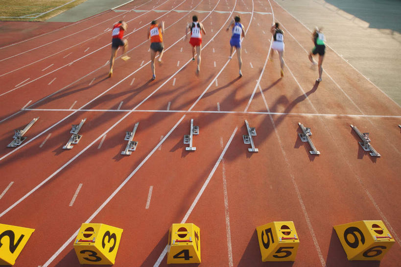 西方人,三个人,运动员,体育馆,运动场,跑,横图,俯视,室外,白天,运动服,锻炼,运动,指示牌,欧洲,欧洲人,弯腰,阴影,服装,光线,标志,文字,影子,田径,跑道,注视,标识,观众席,体育场,衣服,阳光,观察,看,服饰,田径场,观看,察看,冲刺,衣着,穿着,关注,弯身,运动馆,衣饰,体育,男人,男性,年轻男性,白种人,体育运动员,运动选手,彩图,高角度拍摄,全身,健身,运动装