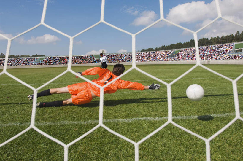 西方人,两个人,观众,运动员,体育馆,运动场,横图,室外,白天,运动服,锻炼,运动,草地,草坪,树林,植物,欧洲,欧洲人,守门员,阴影,服装,朦胧,模糊,光线,球门,影子,田径,云,云朵,跑道,球网,云彩,体育场,扑,草,树,树木,背面,衣服,蓝色,绿色,白云,蓝天,天空,阳光,自然,天,腾空,服饰,田径场,生长,成长,衣着,穿着,运动馆,衣饰,体育,男人,男性,年轻男性,白种人,观赏人员,体育运动员,运动选手,彩图,全身,健身,运动装