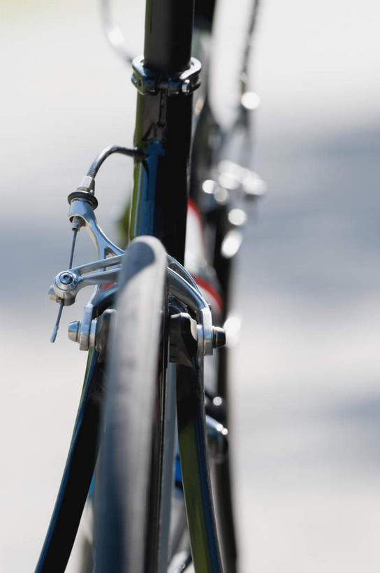 无人,竖图,室外,特写,白天,仰视,自行车,静物,金属制品,阴影,朦胧,模糊,光线,金属,轮子,影子,车,脚踏车,阳光,交通工具,载具,彩图,低角度拍摄