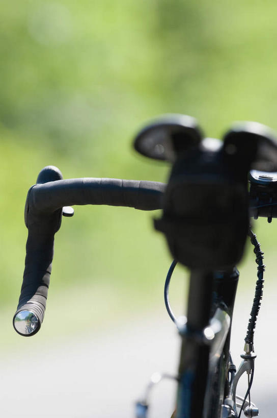 无人,竖图,室外,特写,白天,正面,运动服,锻炼,运动,草地,草坪,树林,植物,道路,路,公路,自行车,静物,阴影,服装,朦胧,模糊,光线,影子,交通,踩,车,脚踏车,草,树,树木,骑,衣服,绿色,阳光,自然,车把手,交通工具,服饰,生长,成长,衣着,穿着,载具,踏,衣饰,体育,马路,彩图,健身,运动装