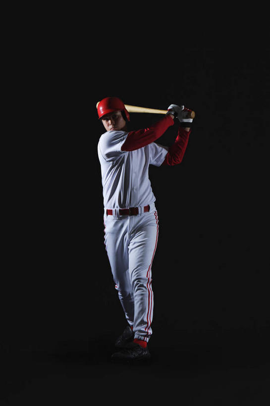 西方人,一个人,运动员,棒球运动员,站,竖图,白天,正面,运动服,锻炼,运动,棒球,垒球,帽子,欧洲,欧洲人,仅一个男性,仅一个人,握,阴影,黑色背景,服装,光线,棒球帽,棒球手套,影子,田径,跑道,打,挥,拿,拿着,注视,球,仅一个年轻男性,衣服,手套,低头,观察,看,站着,击打,握着,摄影,服饰,转身,影棚,观看,察看,衣着,穿着,关注,背手,棒球球员,衣饰,体育,男人,男性,年轻男性,白种人,体育运动员,运动选手,站立,彩图,全身,影棚拍摄,健身,拍摄,运动装