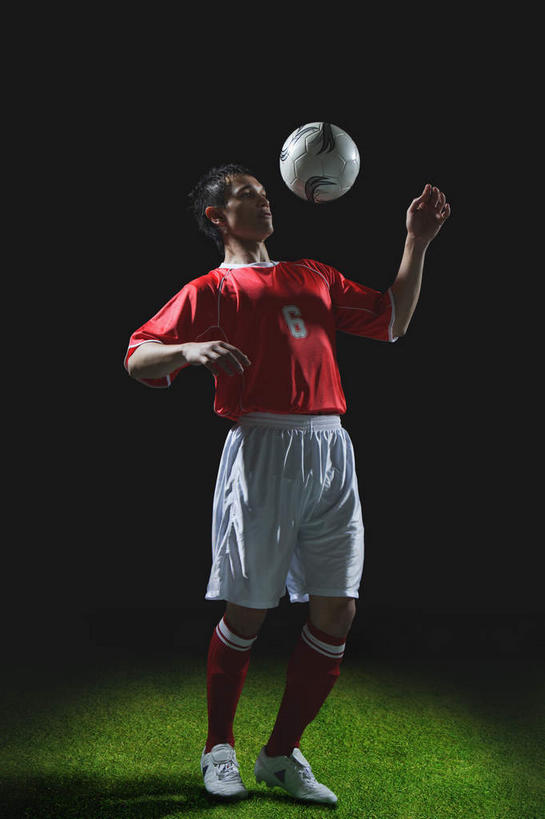 西方人,一个人,运动员,体育馆,运动场,举,竖图,白天,正面,运动服,锻炼,运动,草地,草坪,植物,欧洲,欧洲人,仅一个男性,仅一个人,阴影,服装,光线,颠球,影子,田径,注视,体育场,草,仅一个年轻男性,衣服,绿色,观察,看,托,服饰,田径场,观看,察看,衣着,穿着,关注,运动馆,衣饰,体育,男人,男性,年轻男性,白种人,体育运动员,运动选手,举起,举手,举着,抬头,向上举,向上伸,向上托,仰头,彩图,全身,健身,运动装