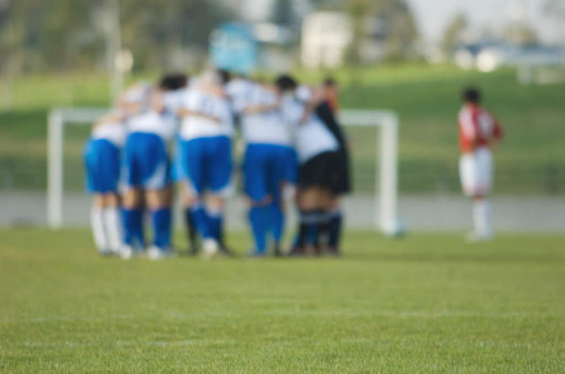 运动员,足球场,站,抱,说,横图,室外,白天,运动服,讨论,运动,草地,草坪,植物,服装,朦胧,模糊,球网,许多人,手叉腰,草,背面,衣服,绿色,叉腰,站着,一群人,服饰,抱着,搂着,双手叉腰,绿茵场,足球网,交流,男人,男性,中年男性,体育运动员,运动选手,沟通,怀抱,讲话,交谈,搂,搂抱,商讨,说话,谈话,相抱,拥抱,站立,彩图,全身,足球比赛场地,运动装