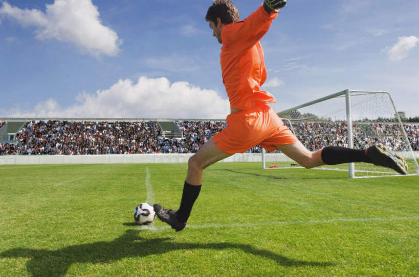 西方人,一个人,观众,运动员,足球场,横图,室外,白天,运动服,锻炼,快乐,比赛,运动,竞争,足球,草地,草坪,植物,欧洲,欧洲人,仅一个男性,仅一个人,奔驰,射门,阴影,服装,光线,影子,云,云朵,球网,足球装备,云彩,娱乐,运动器械,草,仅一个年轻男性,背面,衣服,蓝色,绿色,白云,蓝天,天空,阳光,天,奔跑,休闲,健身器械,服饰,体育运动,健身器材,绿茵场,蹴鞠,足球网,体育,足球运动,男人,男性,年轻男性,白种人,观赏人员,体育运动员,运动选手,彩图,全身,健身,足球比赛场地,运动器材,运动装