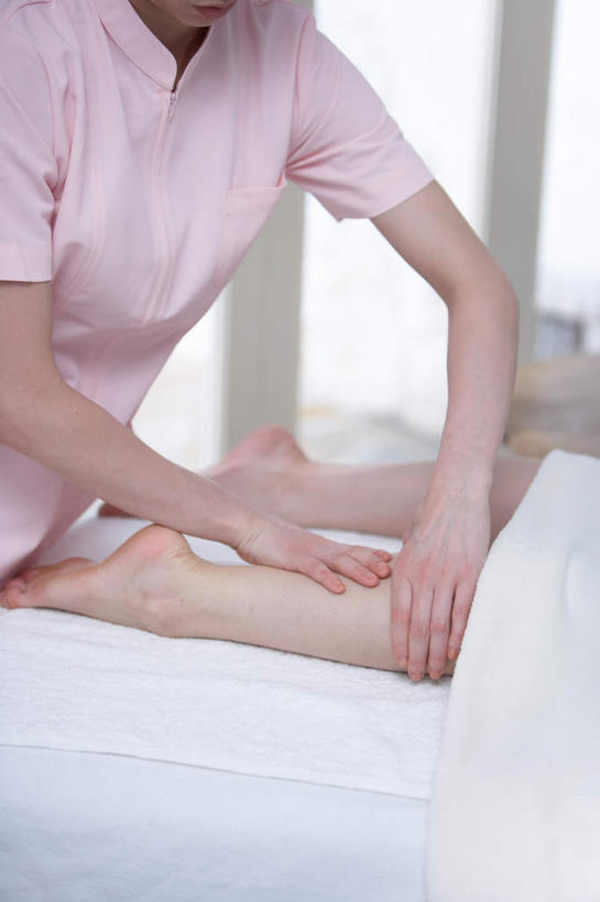 东方人,手,腿部,脚,脚趾,腿,两个人,按摩师,站,竖图,白天,正面,工作服,运动服,制服,按摩,床,亚洲,弯腰,阴影,服装,朦胧,模糊,光线,影子,休闲装,黄种人,衣服,趴着,站着,享受,休闲,健康,手部,休闲服,保健,服饰,衣着,穿着,指压,按摩床,工作制服,衣饰,哈腰,年轻女性,女人,女性,亚洲人,技师,趴,站立,半身,彩图,工作套服,推拿,运动装