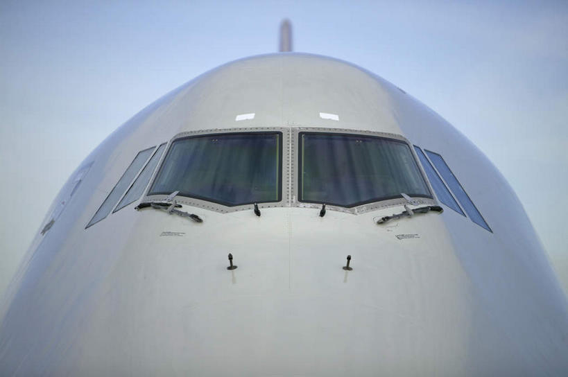 无人,机场,横图,室外,白天,仰视,窗户,飞机,飞机场,阴影,光线,影子,交通,航空,玻璃窗,蓝色,蓝天,天空,阳光,停机坪,交通工具,天,运输,晴朗,客机,载具,万里无云,晴空,晴空万里,彩图,低角度拍摄