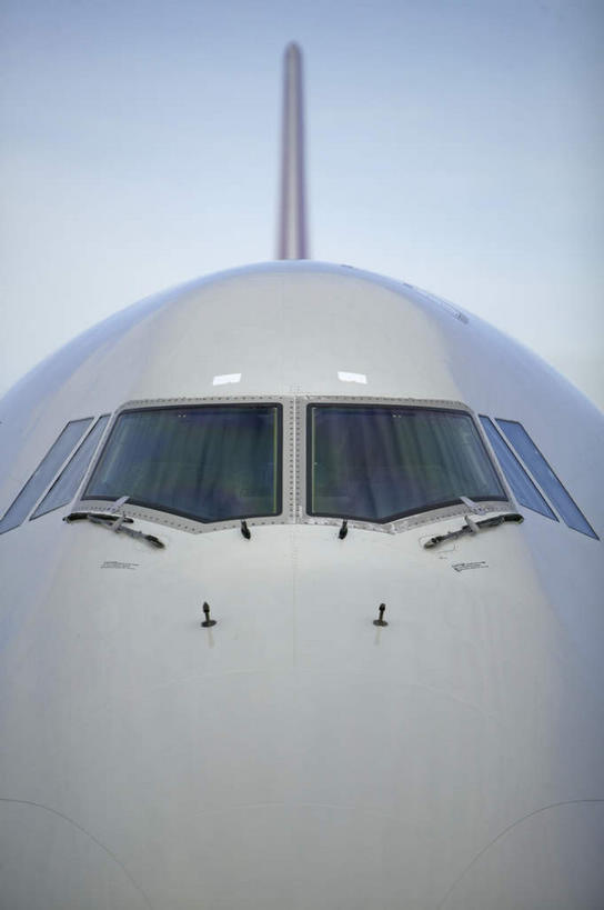 无人,机场,竖图,室外,白天,仰视,窗户,飞机,飞机场,阴影,光线,影子,交通,航空,玻璃窗,蓝色,蓝天,天空,阳光,停机坪,交通工具,天,运输,晴朗,客机,载具,万里无云,晴空,晴空万里,彩图,低角度拍摄