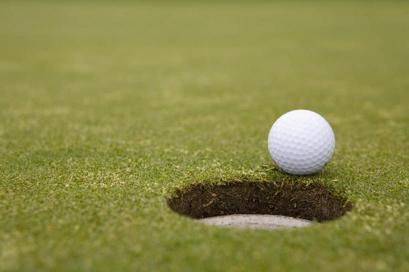 无人,横图,室外,特写,白天,正面,草地,草坪,植物,朦胧,模糊,高尔夫,高尔夫球,球洞,球场,高尔夫球场,草,绿色,白色,高尔夫球洞,绿茵场,高尔夫运动,高尔夫球具,彩图