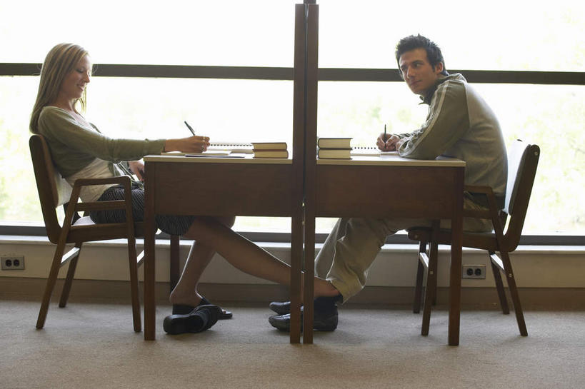 西方人,两个人,伙伴,朋友,学生,坐,横图,室内,白天,侧面,鞋,友谊,窗户,桌子,书籍,鞋子,欧洲,欧洲人,一堆,许多,握,阴影,堆叠,堆积,服装,反射,笔,影子,办公用品,皮革,扭头,注视,休闲装,书桌,玻璃窗,文具,衣服,课桌,学习用品,观察,看,转头,休闲,同学,休闲服,调情,握着,服饰,观看,堆,挑逗,文具用品,察看,书写,校友,关注,同窗,学友,撩拨,誊写,友情,男人,男性,年轻男性,年轻女性,女人,女性,白种人,书,图书,坐着,彩图,全身,皮鞋