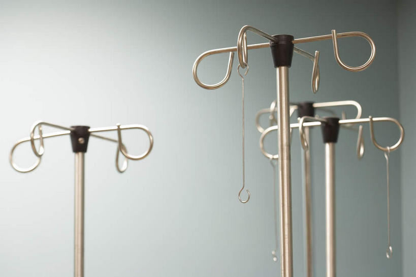 无人,医院,横图,室内,特写,白天,正面,静物,许多,吊挂,悬挂,阴影,不锈钢,反射,不锈钢制品,钩子,影子,挂,医疗,医疗设备,医疗器械,医疗机构,输液架,医疗用具,彩图,病院,诊所