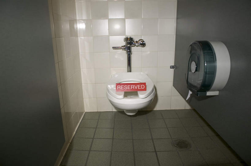 无人,横图,室内,白天,正面,生活用品,卫生间,洗手间,阴影,反射,英文,标志,瓷砖,地砖,文字,影子,纸,字符,字母,马桶,墙,地面,标识,墙壁,墙面,红色,纸巾,日用品,座便器,卫生纸,英文字母,卫浴,子孙桶,生活用纸,厕所,彩图