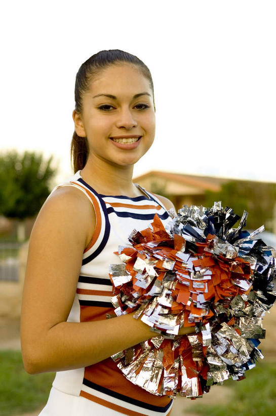 西方人,一个人,站,笑,微笑,露齿笑,竖图,室外,白天,仰视,运动服,植物,欧洲,欧洲人,仅一个年轻女性,仅一个女性,仅一个人,握,服装,朦胧,模糊,拿,拿着,注视,树,树木,衣服,绿色,自然,观察,看,站着,握着,服饰,生长,成长,观看,察看,衣着,穿着,关注,拉拉队,拉拉花,拉拉球,啦啦花,啦啦球,衣饰,年轻女性,女人,女性,白种人,站立,半身,彩图,低角度拍摄,运动装