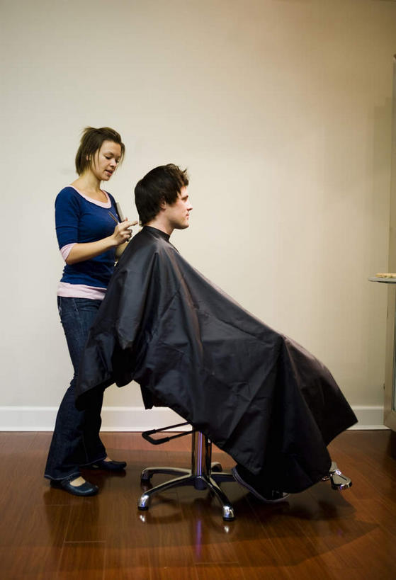 西方人,两个人,理发师,站,坐,竖图,室内,白天,侧面,地板,椅子,欧洲,欧洲人,一把,握,服装,墙,地面,拿,围兜,拿着,注视,休闲装,顾客,木地板,墙壁,墙面,衣服,观察,看,站着,休闲,休闲服,握着,服饰,观看,发廊,察看,关注,理发围布,主顾,剪发围布,理发围兜,围布,男人,男性,女人,女性,中年男性,中年女性,白种人,发型师,理发员,美发师,站立,坐着,彩图,全身,剪发椅,理发椅,美发椅,液压椅,油压椅