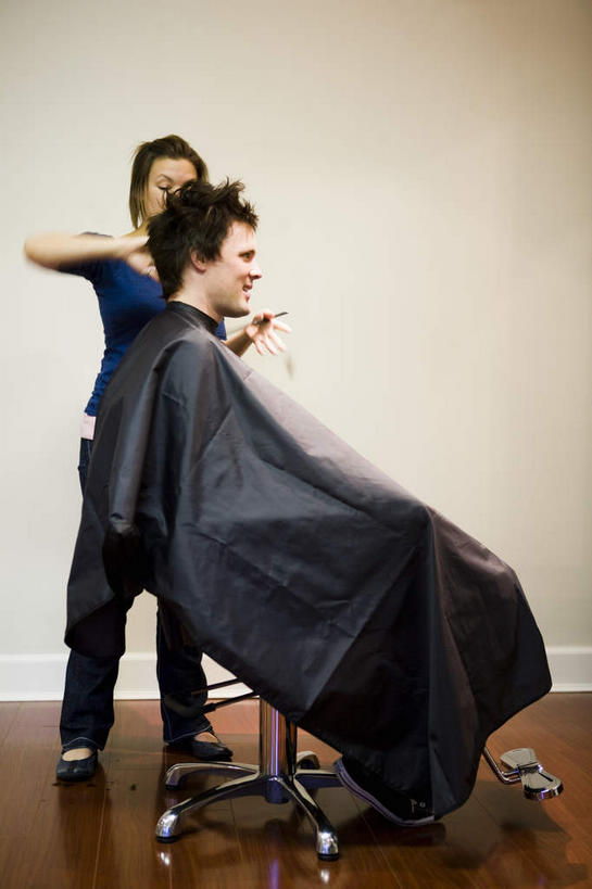 西方人,两个人,理发师,站,坐,竖图,室内,白天,正面,地板,椅子,欧洲,欧洲人,一把,握,服装,墙,地面,拿,围兜,拿着,注视,休闲装,顾客,木地板,墙壁,墙面,衣服,观察,看,站着,休闲,休闲服,握着,服饰,观看,发廊,察看,关注,理发围布,主顾,剪发围布,理发围兜,围布,男人,男性,女人,女性,中年男性,中年女性,白种人,发型师,理发员,美发师,站立,坐着,彩图,全身,剪发椅,理发椅,美发椅,液压椅,油压椅