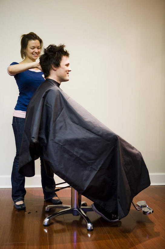 西方人,两个人,理发师,站,坐,竖图,室内,白天,正面,地板,椅子,欧洲,欧洲人,一把,握,服装,墙,地面,拿,围兜,拿着,注视,休闲装,顾客,木地板,墙壁,墙面,衣服,观察,看,站着,休闲,休闲服,握着,服饰,观看,发廊,察看,关注,理发围布,主顾,剪发围布,理发围兜,围布,男人,男性,女人,女性,中年男性,中年女性,白种人,发型师,理发员,美发师,站立,坐着,彩图,全身,剪发椅,理发椅,美发椅,液压椅,油压椅