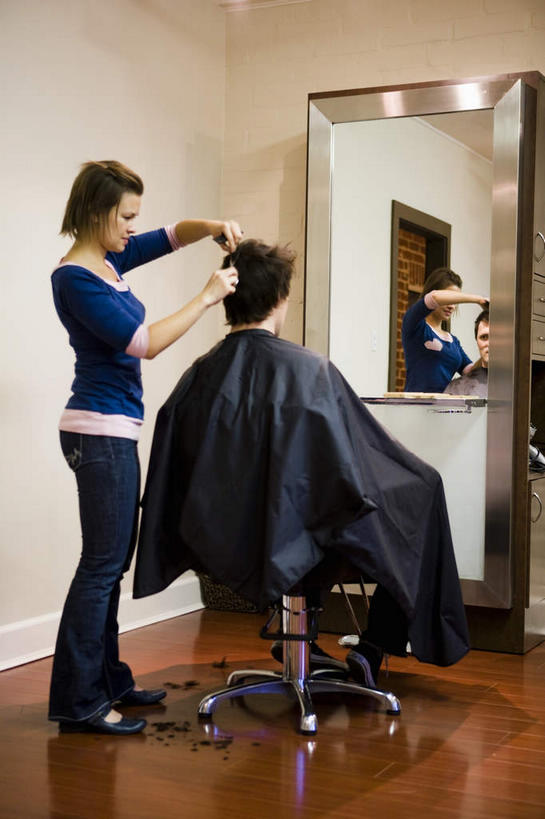 西方人,两个人,理发师,站,竖图,室内,白天,镜子,椅子,照明,欧洲,欧洲人,一把,握,阴影,服装,光线,壁灯,影子,墙,灯光,拿,梳子,围兜,拿着,注视,休闲装,顾客,墙壁,墙面,灯,背面,衣服,灯具,日用品,观察,看,站着,休闲,休闲服,握着,服饰,观看,发廊,照亮,镜像,察看,镜面,照明设备,关注,美发用品,理发围布,主顾,剪发围布,理发围兜,围布,男人,男性,女人,女性,中年男性,中年女性,白种人,发型师,理发员,美发师,站立,彩图,全身,剪发椅,理发椅,美发椅,液压椅,油压椅