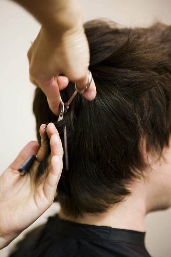 西方人,脸,头,脸颊,手,两个人,理发师,竖图,室内,特写,白天,欧洲,欧洲人,双手,握,修剪,工具,剪刀,拿,梳子,围兜,拿着,顾客,背面,日用品,手部,握着,裁剪,发廊,剪子,剪裁,切割,美发用品,理发围布,主顾,剪发围布,理发围兜,围布,男人,男性,女人,女性,中年男性,中年女性,白种人,头部,脸部,脸蛋,面部,发型师,理发员,美发师,半身,彩图