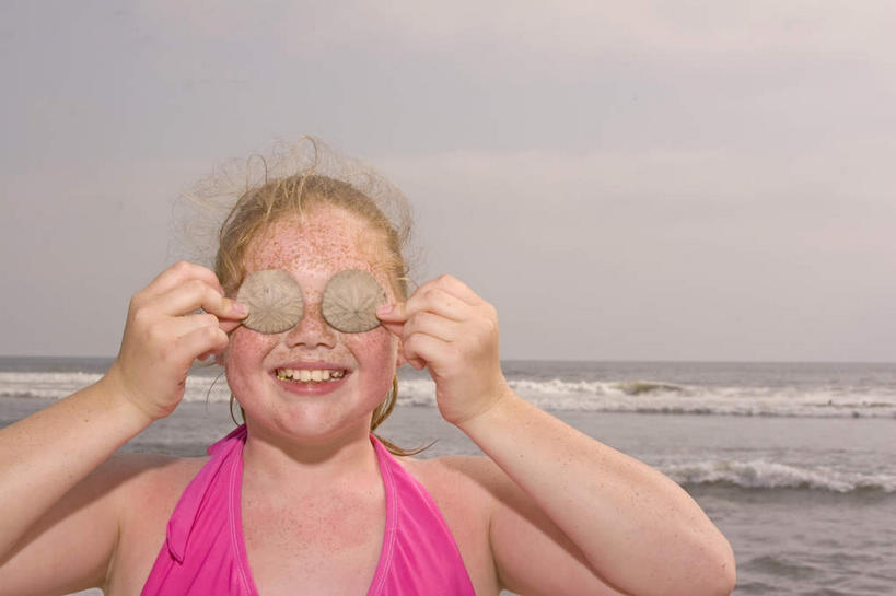 西方人,儿童,一个人,笑,微笑,露齿笑,横图,室外,白天,正面,泳装,纯洁,海浪,海洋,欧洲,欧洲人,仅一个女性,仅一个人,握,阴影,光线,影子,浪花,云,云朵,拿,云彩,拿着,海洋生物,两个,小孩,红色,蓝色,白云,蓝天,天空,阳光,海水,天,仅一个小孩,可爱,童年,童趣,握着,遮,遮掩,晴朗,掩盖,遮挡,水生动物,水生物,海景,童真,海底动物,烂漫,无邪,遮盖,连体泳衣,掩饰,海钱,沙钱,天真,女孩,女人,女性,白种人,孩子,大海,风浪,海,海水的波动,近岸浪,涌浪,晴空,半身,彩图,泳衣,女生