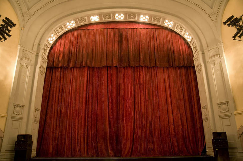 无人,横图,室内,白天,仰视,窗帘,门,剧院,阴影,装饰,光线,影子,墙,灯光,光亮,墙壁,墙面,红色,帘子,门框,遮阳,帷幕,华丽,修饰,点缀,帷幔,幕布,幕帘,衬托,美观,雅致,雅观,光明,帷幔布,光洁,彩图,低角度拍摄,剧场