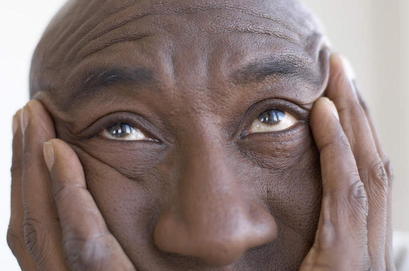 西方人,脸,头,脸颊,手,秃头,一个人,横图,室内,特写,白天,白色背景,正面,仰视,欧洲,非洲,黑人,欧洲人,双手,仅一个男性,仅一个人,仅一个中年男性,撑,托腮,注视,观察,看,托,手部,摄影,影棚,观看,察看,关注,消极,托下巴,悲观,男人,男性,中年男性,非洲人,头部,光头,无发,脸部,脸蛋,面部,半身,彩图,影棚拍摄,拍摄