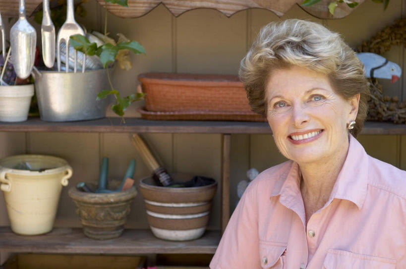 西方人,一个人,笑,微笑,露齿笑,横图,室外,特写,白天,正面,柜子,花盆,欧洲,欧洲人,仅一个女性,仅一个人,服装,陶瓷,陶瓷制品,注视,休闲装,衣服,橱柜,观察,看,休闲,休闲服,服饰,仅一个老年女性,观看,察看,关注,用具,器具,老年女性,女人,女性,白种人,半身,彩图