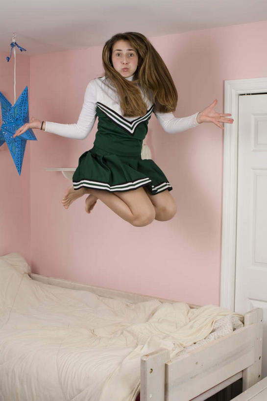 西方人,一个人,跳,竖图,室内,白天,正面,裙子,床,门,卧室,欧洲,欧洲人,仅一个年轻女性,仅一个女性,仅一个人,阴影,连衣裙,反射,影子,墙,床单,半空,训练,注视,被子,墙壁,墙面,粉色,门框,观察,看,双手摊开,单人床,观看,察看,被单,练习,关注,啦啦队,演习,操练,操演,实习,年轻女性,女人,女性,白种人,跳跃,彩图,全身,睡房,卧房