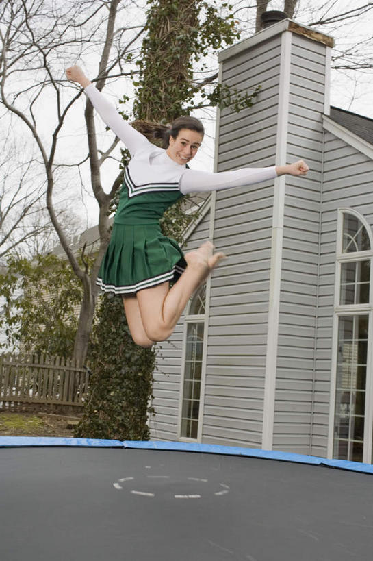 西方人,一个人,跳,举,笑,微笑,竖图,室外,白天,正面,裙子,锻炼,运动,蹦床,植物,窗户,欧洲,欧洲人,仅一个年轻女性,仅一个女性,仅一个人,阴影,连衣裙,光线,影子,房屋,屋子,公寓,半空,训练,注视,楼房,玻璃窗,住宅,树,树木,蓝色,绿色,蓝天,天空,阳光,自然,天,观察,看,托,活力,生长,晴朗,成长,观看,察看,优美,练习,关注,啦啦队,演习,万里无云,操练,操演,实习,体育,年轻女性,女人,女性,白种人,晴空,晴空万里,举起,举手,举着,跳跃,向上举,向上伸,向上托,半身,彩图,健身,房子,空中芭蕾