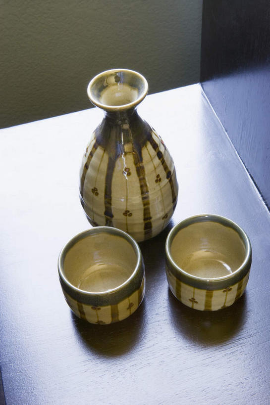 无人,竖图,俯视,室内,特写,白天,静物,杯子,阴影,反射,影子,陶瓷,陶瓷制品,三个,瓶子,水杯,茶杯,彩图,高角度拍摄