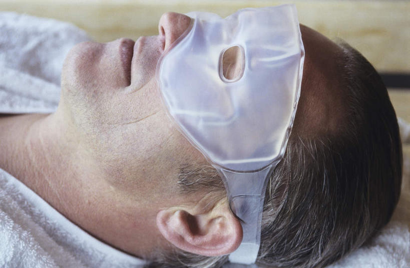 西方人,脸,头,脸颊,一个人,躺,闭眼,睡,横图,俯视,室内,特写,白天,浴袍,化妆,美容,欧洲,欧洲人,仅一个男性,仅一个人,护肤,美白,纺织物,化妆品,毛巾,清洁,仅一个老年男性,保养,享受,休闲,面膜,放松,去角质,保健,保湿,保暖,滋润,眼膜,护肤品,化妆用品,去死皮,护肤用品,舒缓,透气,养颜,防水,片状,片状面膜,去污,控油,紧肤,嫩肤,祛痘,去痘,祛角质,抗衰,再生,增白,补水,祛斑,抗皱,防皱,除皱,去皱,储水,耐磨,吸水,卧着,老年男性,男人,男性,白种人,头部,脸部,脸蛋,面部,闭眼睛,闭着眼,闭着眼睛,困,困觉,寝息,睡觉,躺着,卧,半身,彩图,高角度拍摄,汤帷子,浴衣