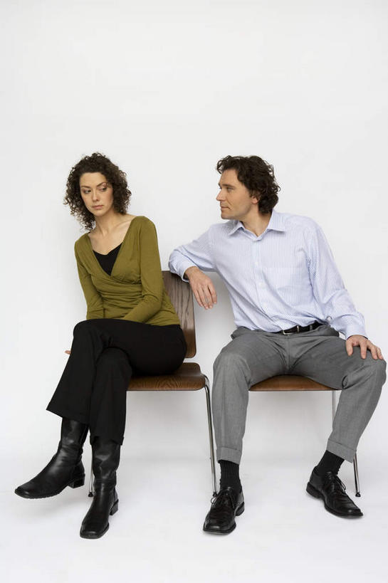 西方人,中年人,两个人,家庭,夫妻,坐,竖图,室内,白天,白色背景,正面,爱情,椅子,欧洲,欧洲人,服装,生气,木椅,浪漫,注视,休闲装,衣服,观察,看,休闲,温暖,温馨,一家人,休闲服,恩爱,愤怒,恋人,摄影,服饰,影棚,观看,争吵,恼怒,和睦,察看,愤慨,怒气,气愤,发怒,关注,怒火,情绪,脾气,忿怒,怨恨,强烈,气忿,争持,愤恨,肝火,激动,男人,男性,女人,女性,中年男性,中年女性,白种人,夫妇,情侣,辩论,坐着,彩图,全身,影棚拍摄,拍摄,伴侣,融洽