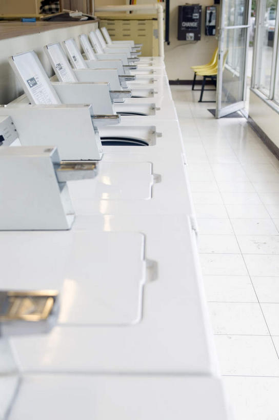 无人,竖图,室内,白天,正面,窗户,落地窗,一排,整齐,瓷砖,地砖,电器,地面,玻璃窗,排列,洗衣机,家电,家用电器,队列,清洗,洗涤,彩图