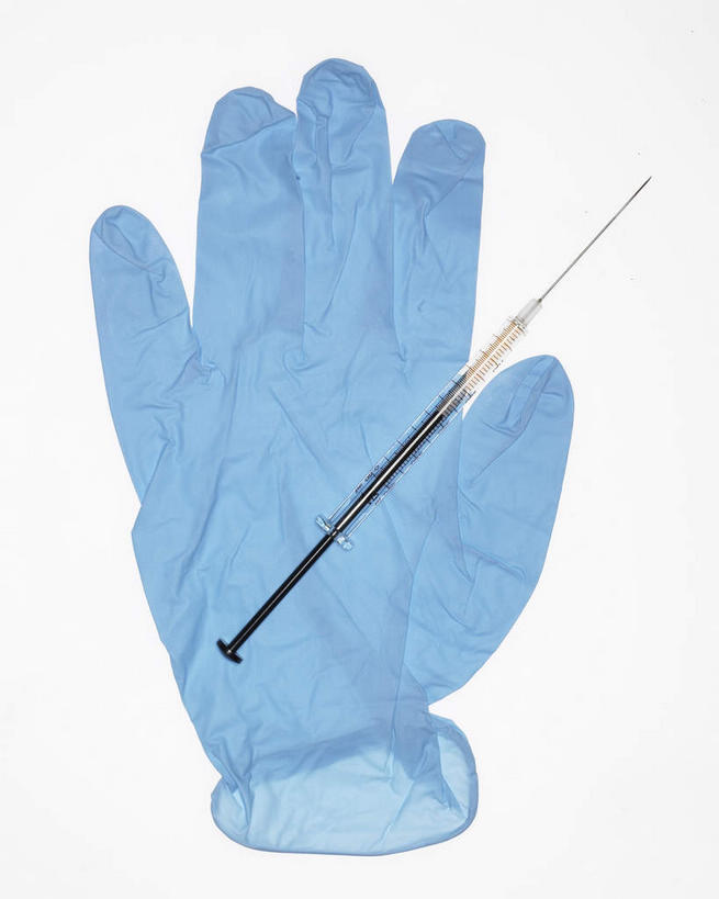 无人,竖图,室内,特写,白天,白色背景,正面,静物,蓝色,手套,橡胶,针管,针筒,注射,摄影,影棚,医疗,医疗设备,注射器,橡胶手套,橡胶制品,医用手套,彩图,影棚拍摄,拍摄