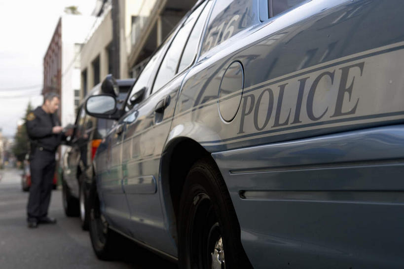 西方人,一个人,警察,警卫,家,站,横图,室外,白天,仰视,工作服,制服,汽车,警车,欧洲,欧洲人,仅一个男性,仅一个人,仅一个中年男性,一辆,握,服装,英文,标志,文字,字符,字母,房屋,屋子,公寓,拿,拿着,注视,标识,洋房,楼房,住宅,车,衣服,蓝色,交通工具,观察,看,站着,握着,服饰,观看,英文字母,察看,衣着,穿着,关注,载具,工作制服,衣饰,巡逻车,男人,男性,中年男性,白种人,保安,警卫员,看守,卫兵,站立,彩图,低角度拍摄,全身,工作套服,房子