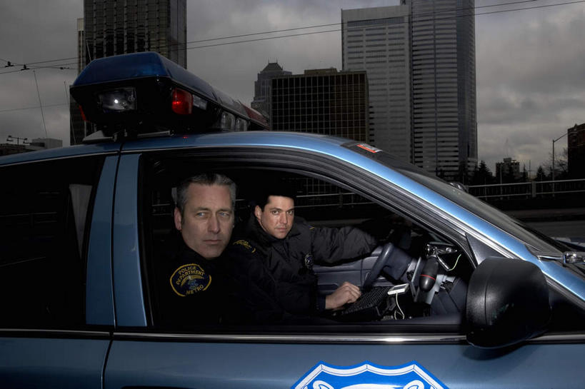 西方人,两个人,伙伴,朋友,警察,警卫,高楼大厦,坐,横图,室外,白天,侧面,工作服,制服,友谊,合作,团队,机器,仪器,大厦,建筑,摩天大楼,汽车,警车,帽子,欧洲,欧洲人,一辆,握,服装,乌云,云,阴天,云朵,云彩,注视,礼帽,设备,车,衣服,黑色,天空,方向盘,楼宇,交通工具,天,观察,驾驶,看,行驶,战略,握着,服饰,观看,控制,察看,昏暗,衣着,阴沉,穿着,关注,载具,联合,合谋,工作制服,衣饰,巡逻车,配合,协作,男人,男性,年轻男性,中年男性,白种人,保安,警卫员,看守,卫兵,坐着,半身,彩图,工作套服,大楼,高层建筑,高楼,摩天楼