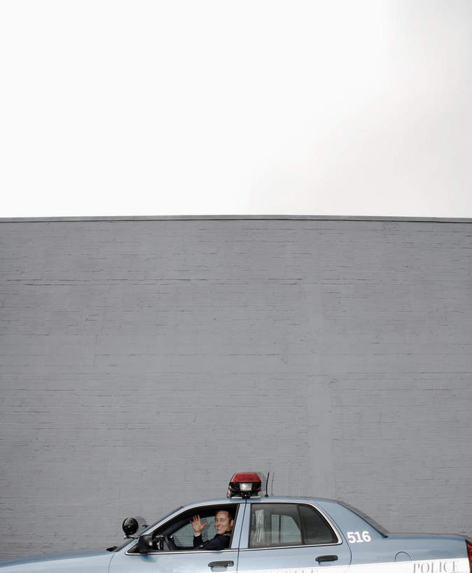 西方人,一个人,警察,警卫,坐,竖图,室外,白天,侧面,工作服,制服,汽车,警车,欧洲,欧洲人,仅一个男性,仅一个人,仅一个中年男性,一辆,服装,墙,注视,墙壁,墙面,车,衣服,蓝色,蓝天,天空,交通工具,天,观察,看,服饰,晴朗,观看,察看,衣着,穿着,关注,载具,万里无云,工作制服,衣饰,巡逻车,男人,男性,中年男性,白种人,保安,警卫员,看守,卫兵,晴空,晴空万里,坐着,半身,彩图,工作套服