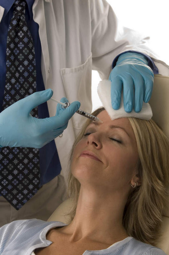 西方人,两个人,医生,病人,医院,站,躺,闭眼,竖图,俯视,室内,白天,工作服,制服,欧洲,欧洲人,握,服装,拿,拿着,衣服,手套,站着,医护人员,医疗人员,橡胶,针管,针筒,握着,注射,服饰,医疗,医疗设备,注射器,衣着,穿着,病患,橡胶手套,橡胶制品,医疗机构,医用手套,肉毒杆菌,麻醉剂,工作制服,衣饰,肉毒杆菌毒素,卧着,男人,男性,女人,女性,中年男性,中年女性,白种人,大夫,患者,就医者,闭眼睛,闭着眼,闭着眼睛,躺着,卧,站立,半身,彩图,高角度拍摄,工作套服,病院,诊所,肉毒毒素,神经毒素,生物毒素