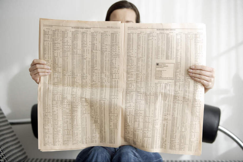 西方人,一个人,客厅,坐,横图,室内,白天,正面,阅读,报纸,椅子,欧洲,欧洲人,仅一个女性,仅一个人,握,学习,服装,墙,拿,拿着,休闲装,墙壁,墙面,衣服,白色,看,仅一个中年女性,休闲,休闲服,浏览,握着,遮,遮掩,服饰,起居室,掩盖,贵妃椅,遮挡,遮盖,掩饰,客堂,女人,女性,中年女性,白种人,坐着,半身,彩图,贵妃榻