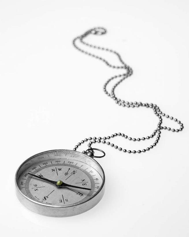 无人,竖图,俯视,室内,特写,白天,白色背景,仪器,科技,静物,项链,阴影,反射,科学,影子,方向,历史,装饰品,一个,饰品,首饰,指南针,指示,摄影,地理,影棚,单个,罗盘,科学技术,指向,指北针,司南,发明,罗盘针,基准,彩图,高角度拍摄,影棚拍摄,拍摄,地质