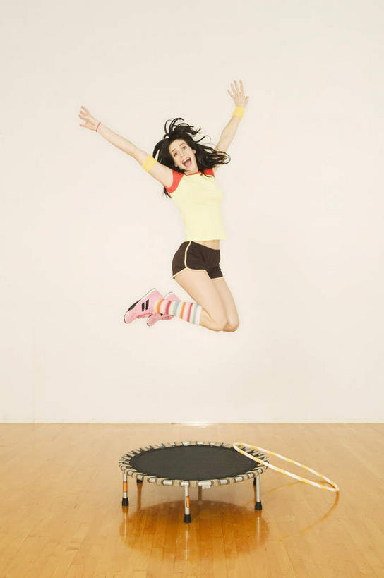 西方人,一个人,健身房,跳,举,竖图,室内,白天,正面,运动服,锻炼,运动,蹦床,地板,欧洲,欧洲人,仅一个年轻女性,仅一个女性,仅一个人,阴影,服装,反射,影子,墙,地面,半空,扭头,注视,运动器械,木地板,墙壁,墙面,衣服,白色,观察,看,托,转头,健身器械,活力,服饰,观看,察看,优美,衣着,穿着,关注,呼啦圈,健身器材,健身圈,衣饰,体育,年轻女性,女人,女性,白种人,举起,举手,举着,跳跃,向上举,向上伸,向上托,彩图,全身,健身,健身馆,空中芭蕾,运动器材,运动装